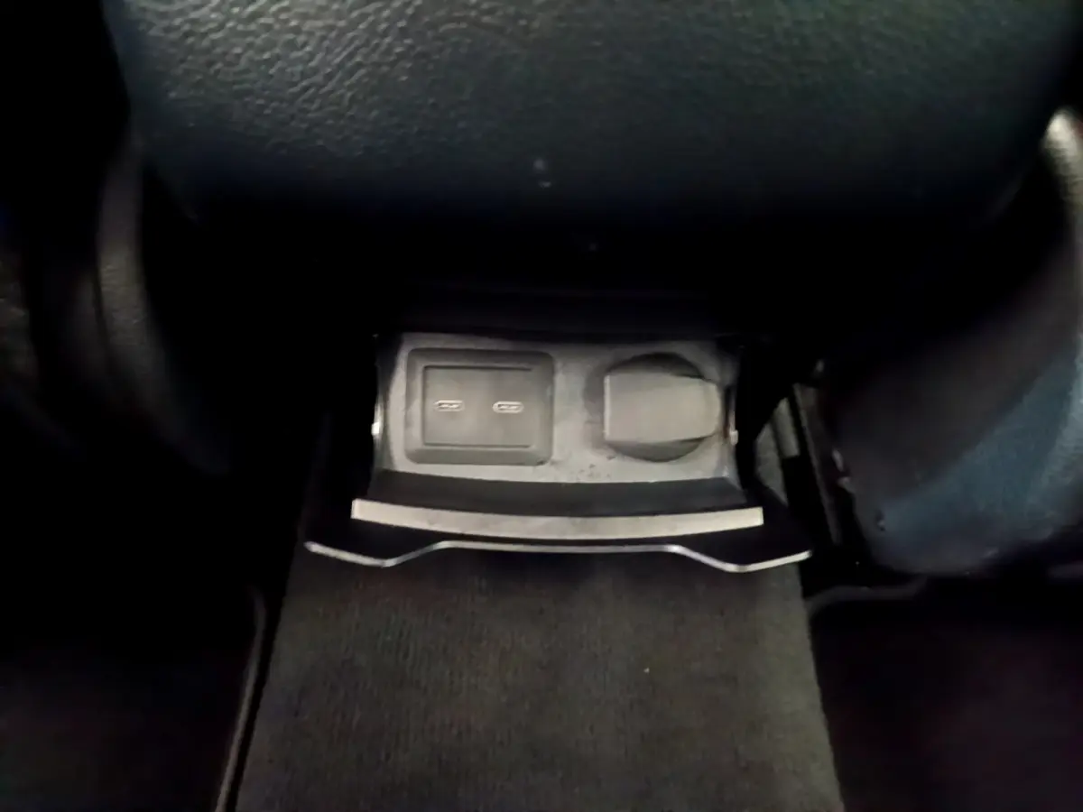 Prise USB et prise 12V en bas de la console centrale d'un Mercedes GLC 300 E AMG Line gris foncé 2021.