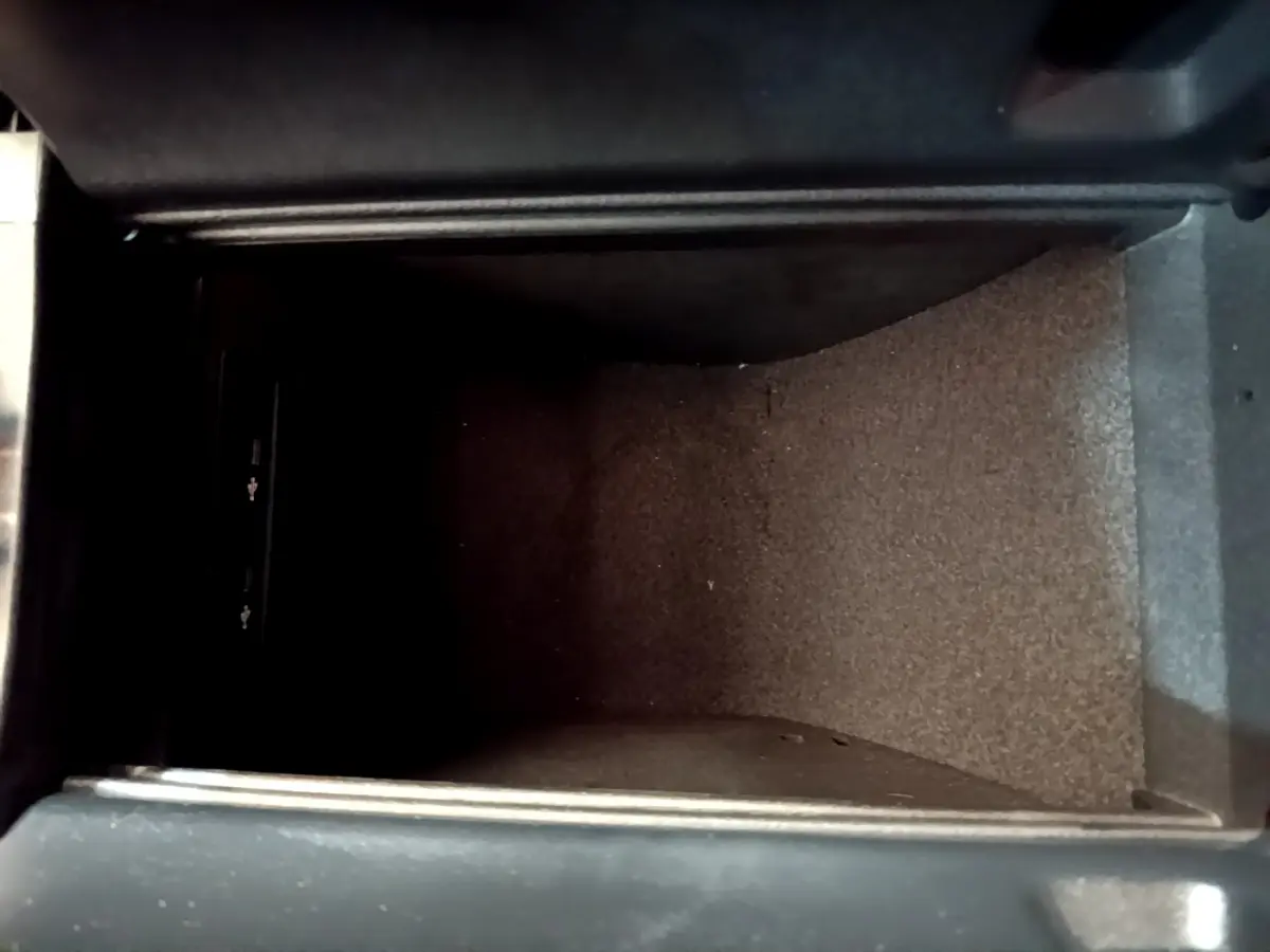 Coffre intérieur gris foncé du Mercedes GLC 300 E AMG Line 2021, vue plongeante sur la moquette et ports USB.