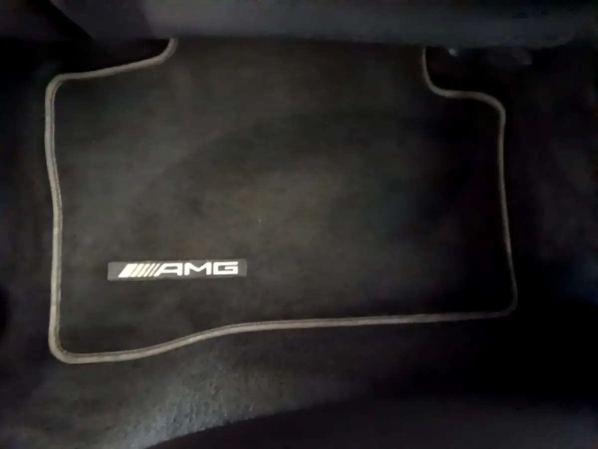 Tapis de sol noir avec logo AMG, intérieur du Mercedes GLC 300 E AMG Line hybride rechargeable 2021.