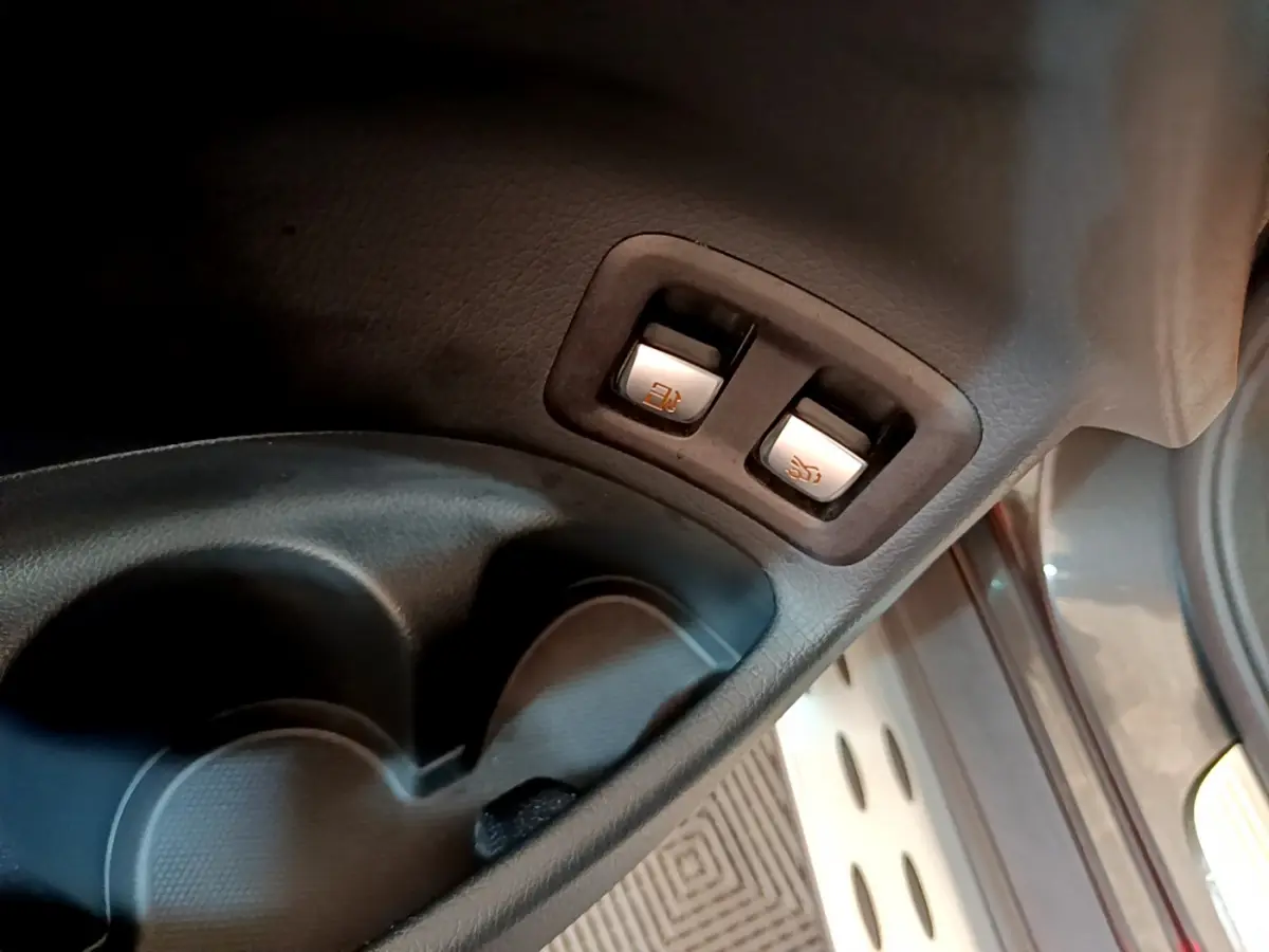 Gros plan sur les boutons de réglage des sièges arrière dans l'habitacle gris foncé du Mercedes GLC 300 E AMG Line.