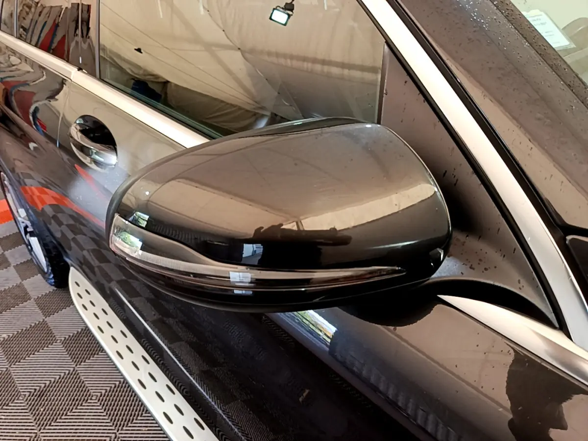 Rétroviseur côté gauche gris foncé du Mercedes GLC 300 E AMG Line 4MATIC avec clignotant intégré, vue rapprochée.