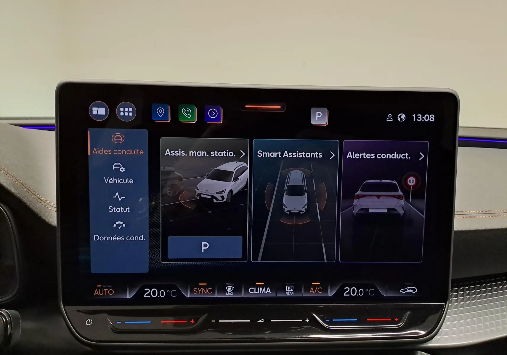 Écran central tactile du tableau de bord de la CUPRA LEON ST 2025 affichant les aides à la conduite.