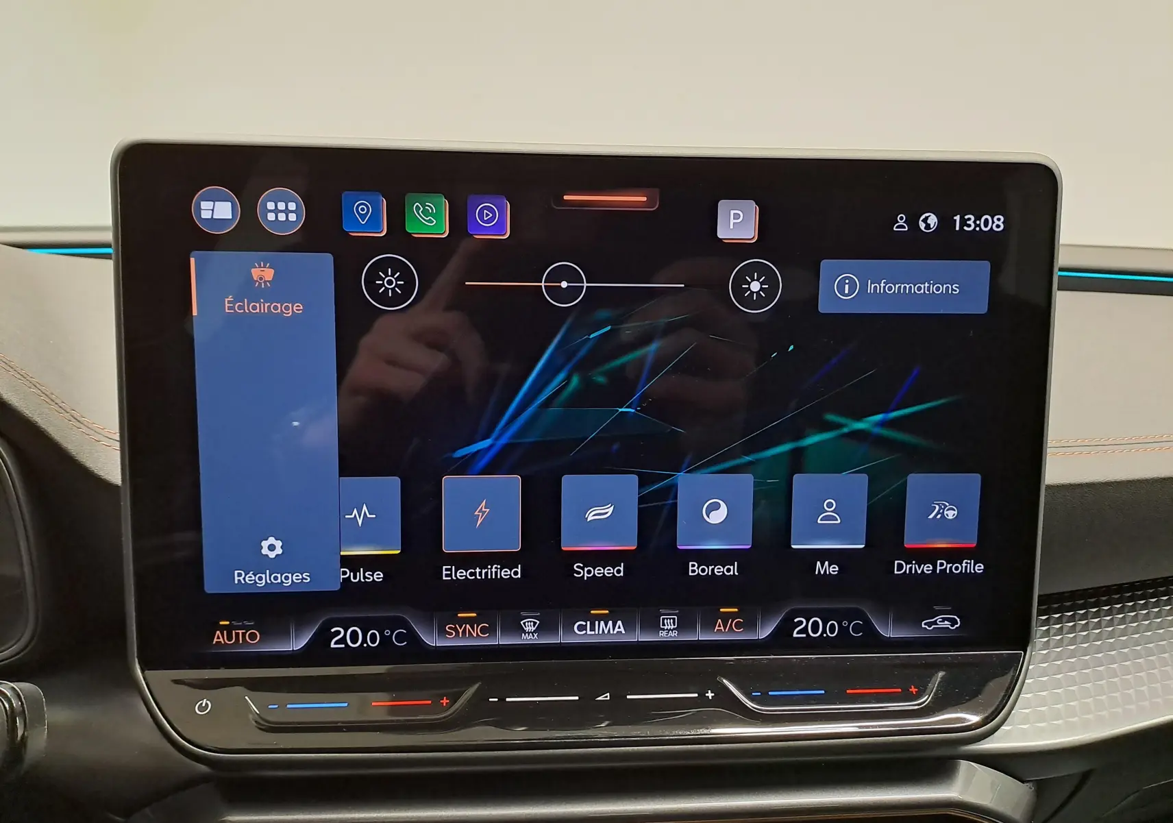 Écran tactile central du tableau de bord de la CUPRA LEON ST 2025 affichant les réglages d’éclairage et de climatisation.