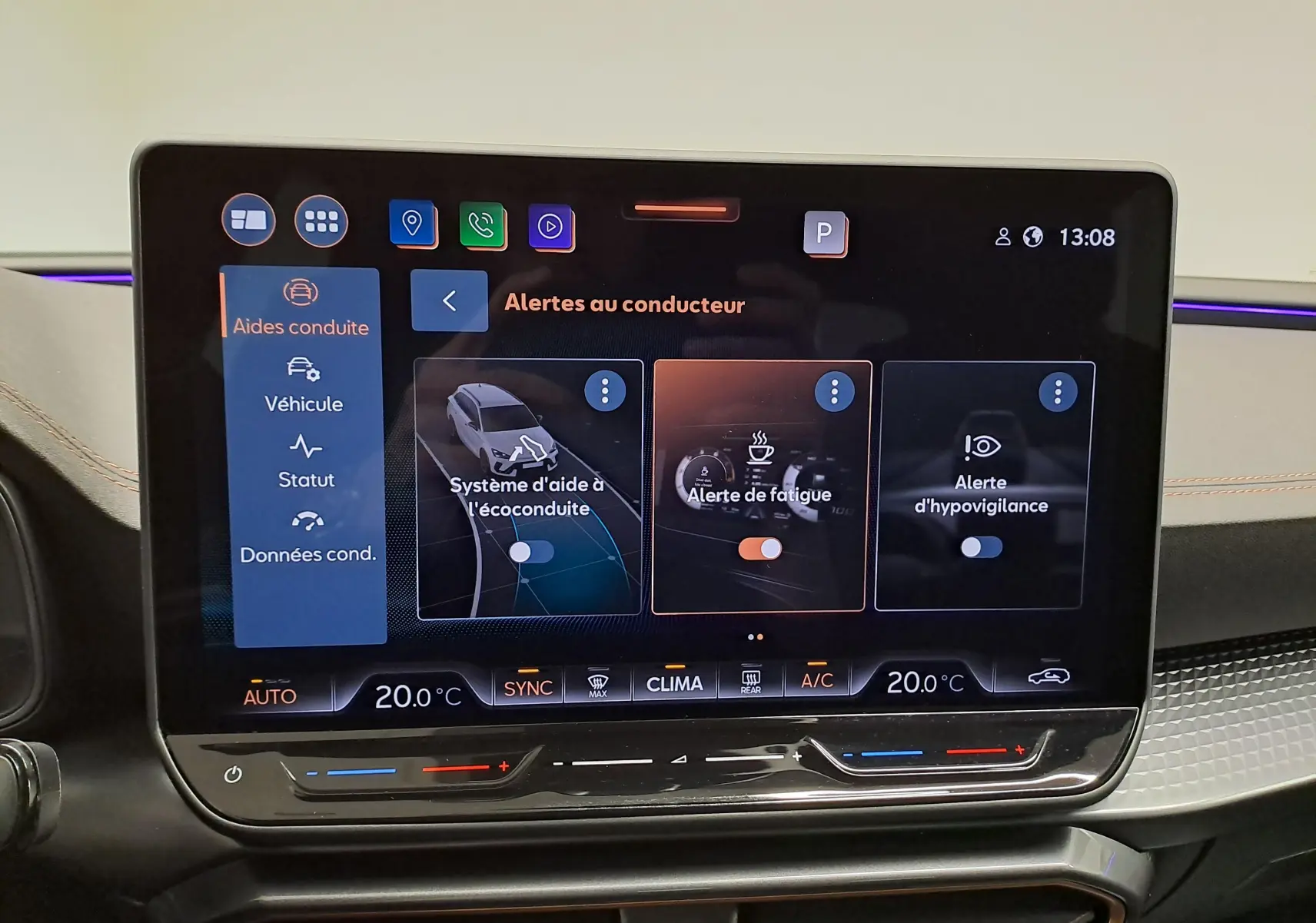 Écran tactile central du tableau de bord de la CUPRA LEON ST 2025 affichant les alertes au conducteur.