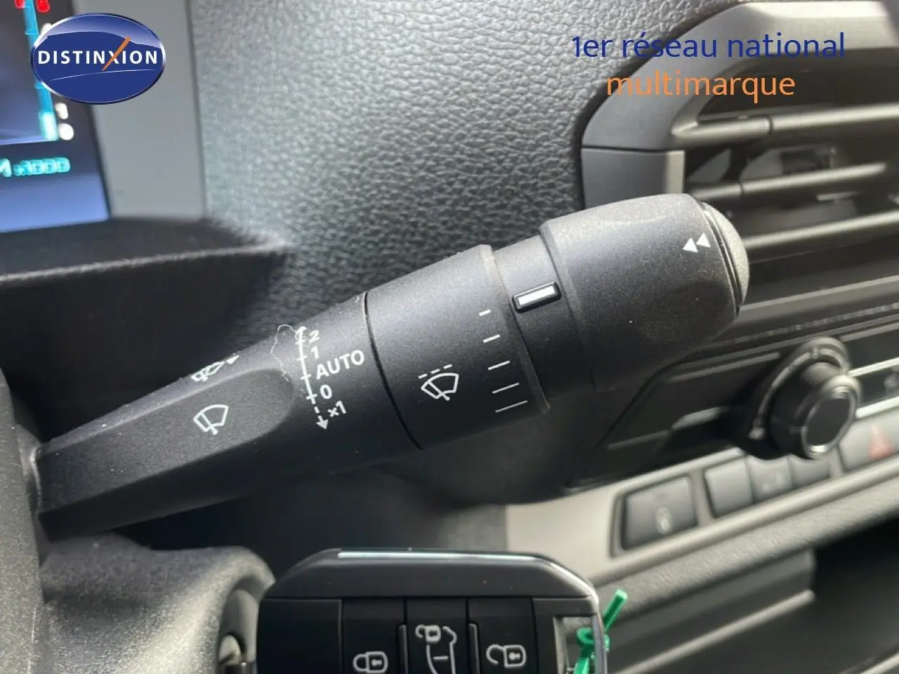 Gros plan sur la commande d'essuie-glace à gauche du tableau de bord d'un Citroën Jumpy gris titane.