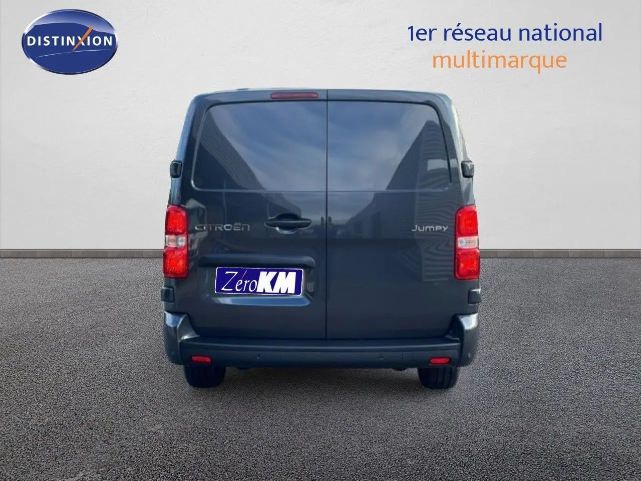 Vue arrière d'un Citroën Jumpy gris titane métallisé avec portes battantes et feux rouges visibles.