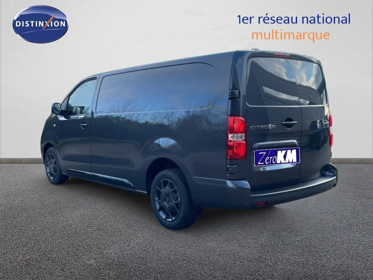 Vue 3/4 arrière droite du Citroën Jumpy Van Long gris titane métallisé avec portes arrière fermées et jantes noires.