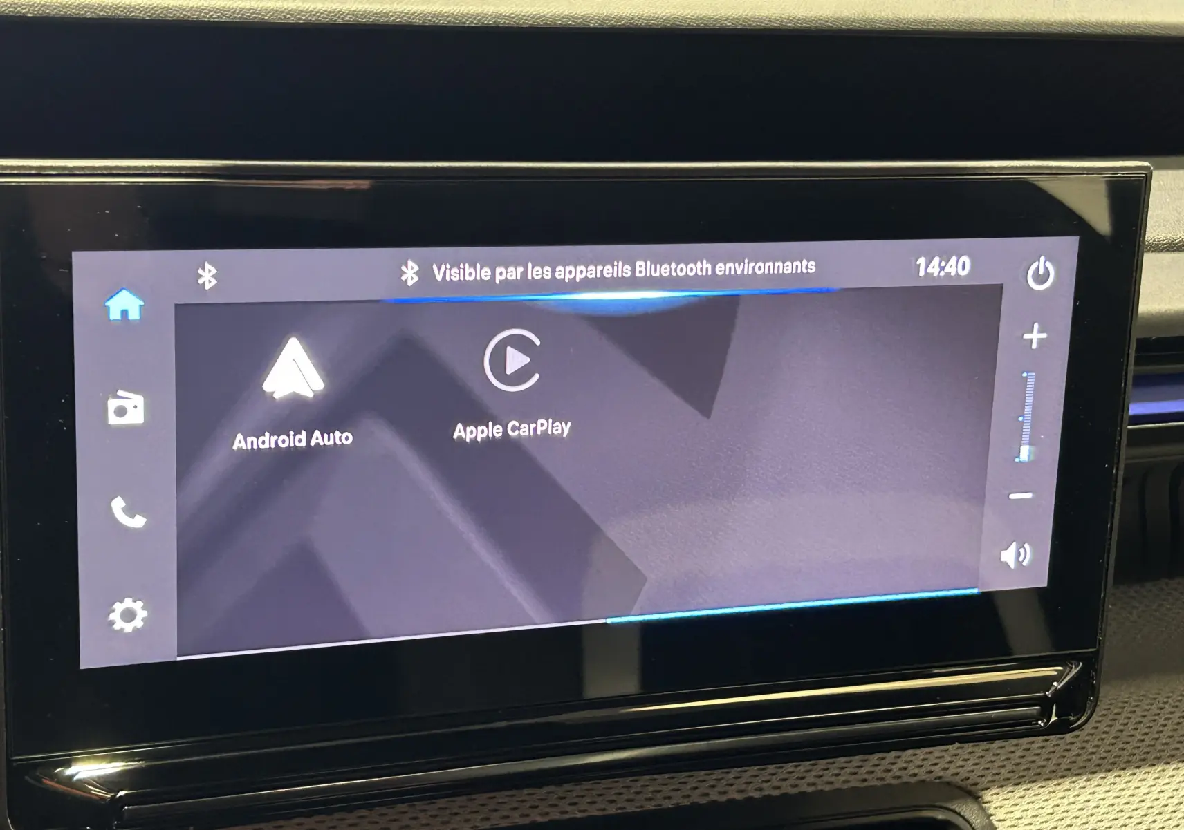 Écran tactile central de la Citroën C3 Turbo 100 PLUS gris Artense affichant Android Auto et Apple CarPlay.