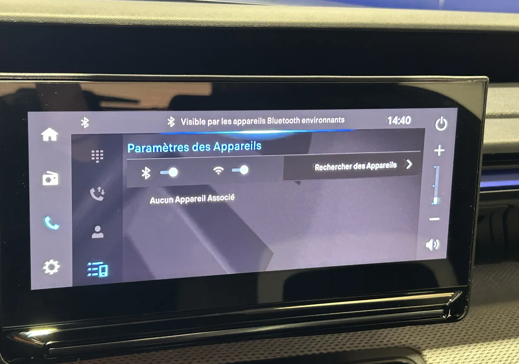 Écran tactile central de la Citroën C3 Turbo 100 PLUS gris Artense affichant les paramètres Bluetooth, vue intérieure frontale.