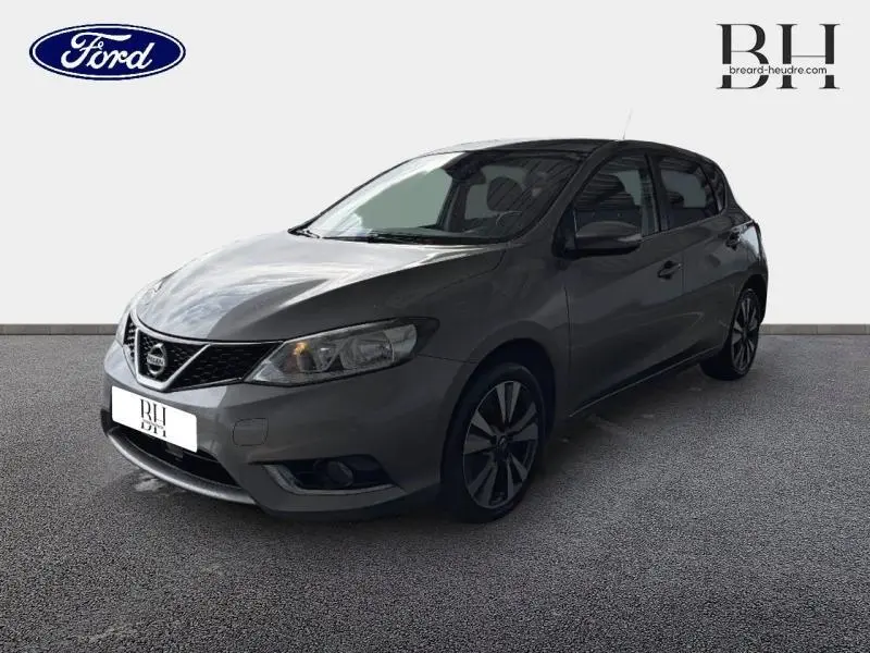 Vue 3/4 avant droit d'une Nissan Pulsar bronze ultime 2017 avec jantes alliage et calandre chromée.