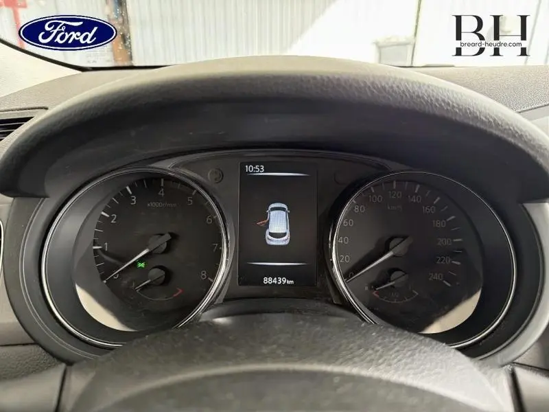 Vue rapprochée du tableau de bord avec compte-tours et compteur de vitesse d'une Nissan Pulsar bronze ultime.