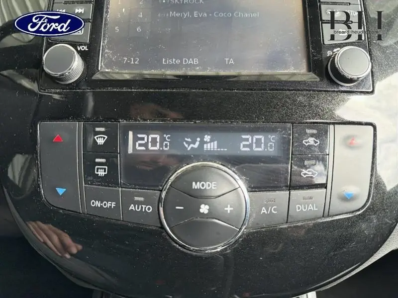 Tableau de bord noir de Nissan Pulsar bronze ultime 2017, vue rapprochée sur commandes climatisation bi-zone et écran tactile.