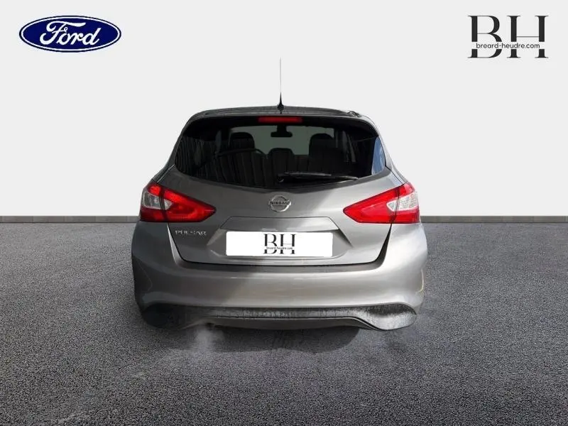 Vue arrière d'une Nissan Pulsar gris métallisé avec feux arrière rouges et lunette arrière teintée.