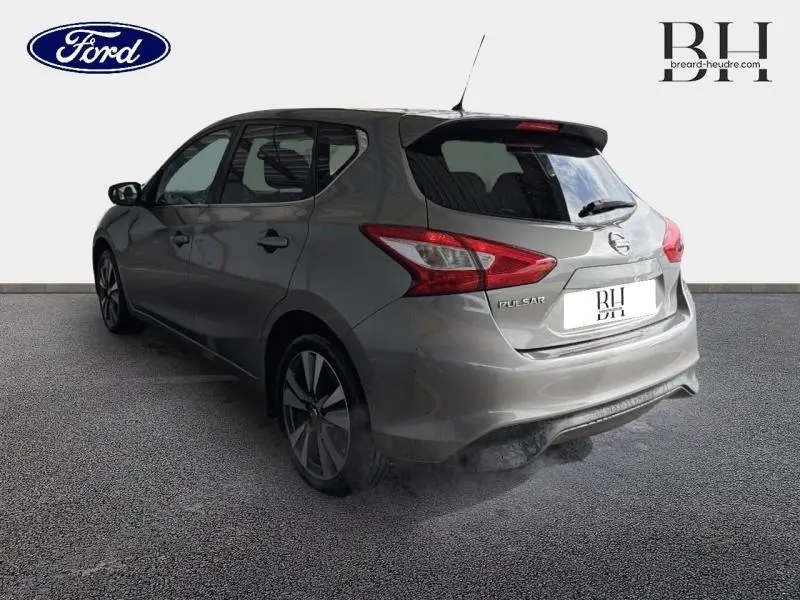 Vue 3/4 arrière droite d'une Nissan Pulsar bronze ultime avec jantes alliage et becquet arrière.