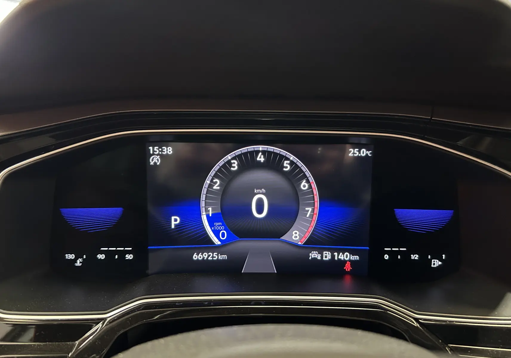 Tableau de bord numérique du Volkswagen Taigo blanc, affichant vitesse à 0 km/h et température extérieure à 25°C.