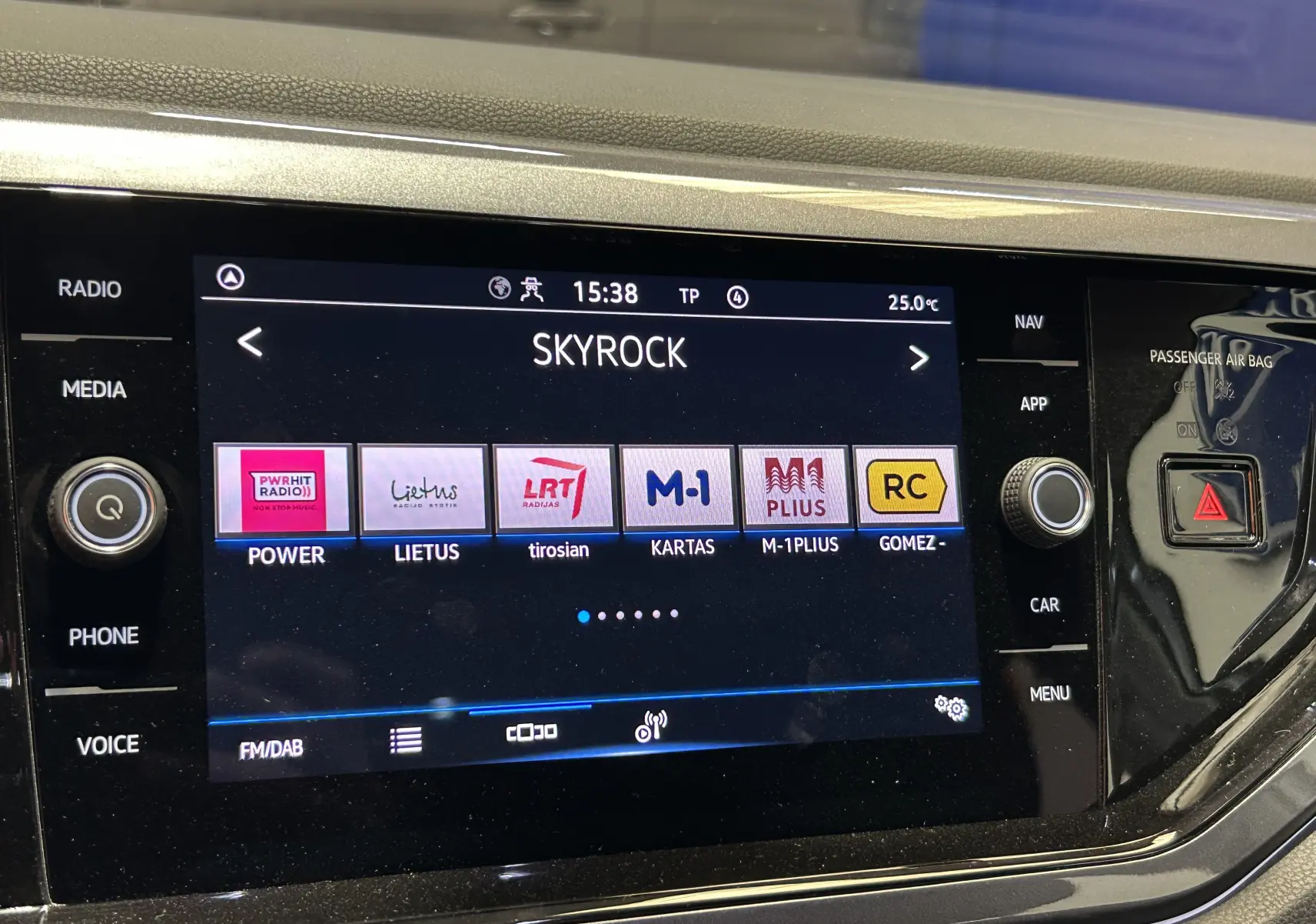 Écran tactile central du Volkswagen Taigo TSI 110 DSG7 Style 2022 affichant les stations radio numériques.