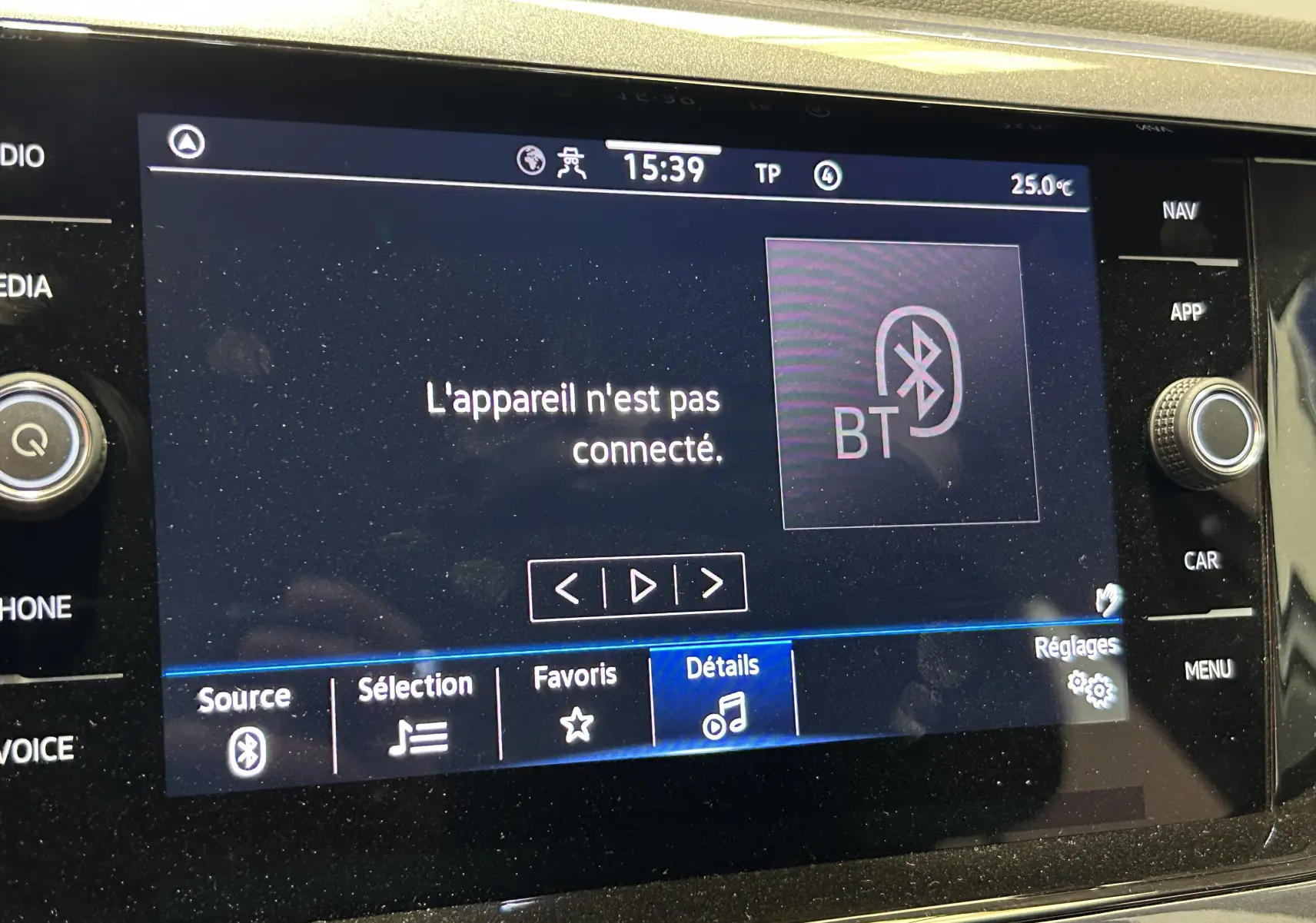 Écran tactile central du Volkswagen Taigo blanc de 2022 affichant le message Bluetooth "L'appareil n'est pas connecté".