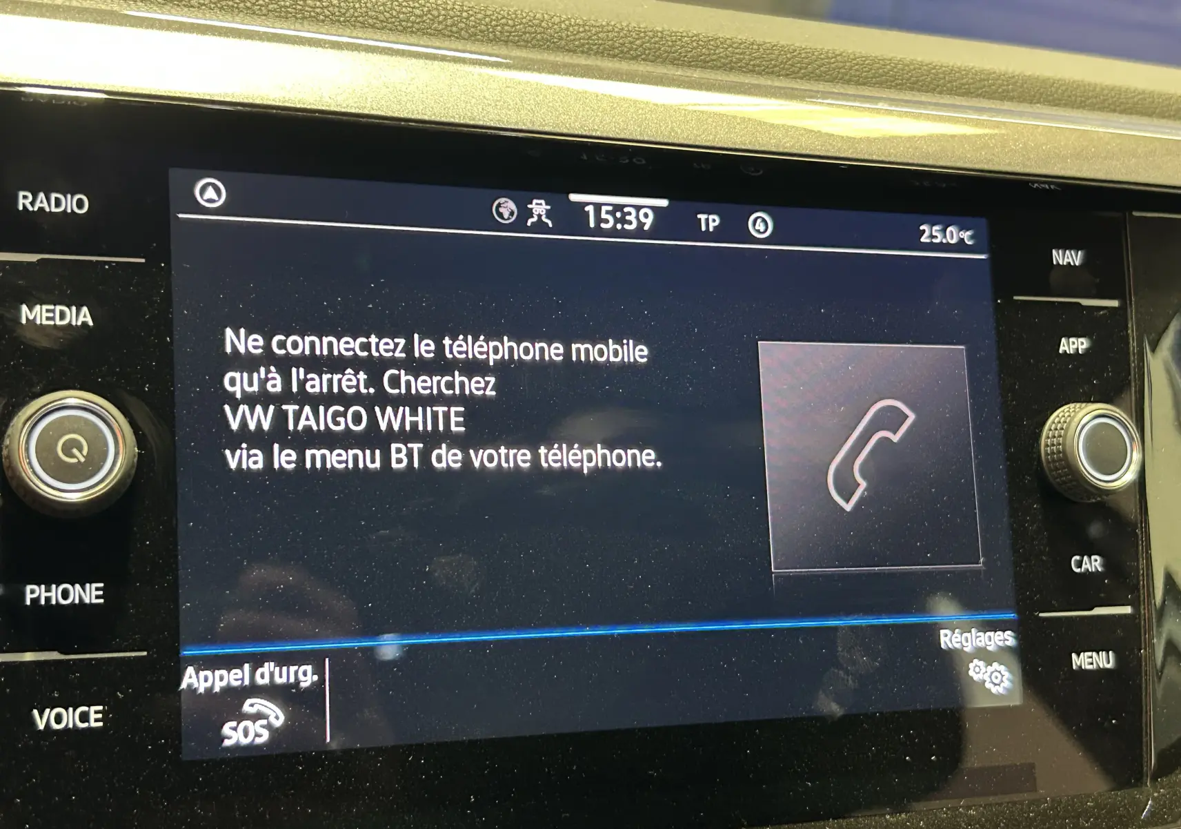 Écran tactile central du Volkswagen Taigo blanc 2022 affichant les instructions de connexion Bluetooth au menu téléphone.