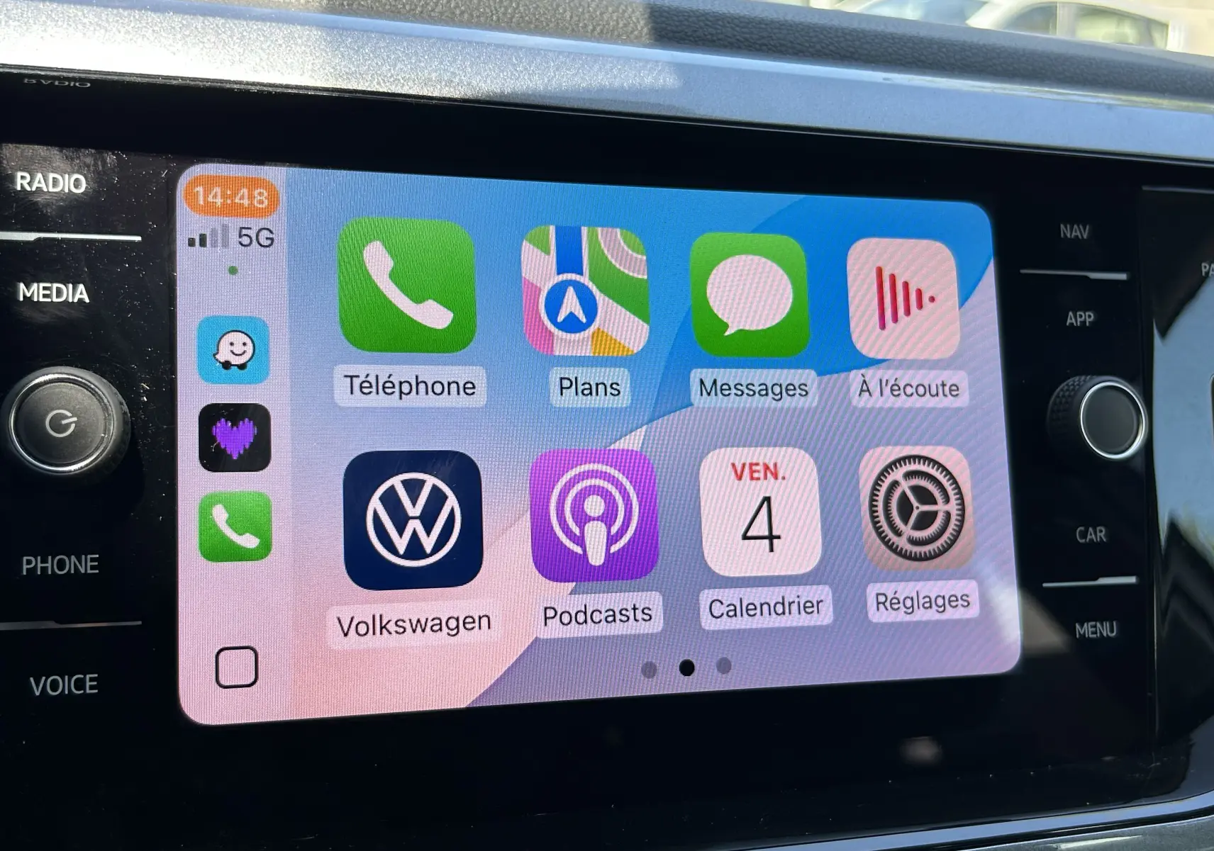 Écran tactile central du Volkswagen Taigo TSI 110 DSG7 Style 2022 affichant les applications connectées en mode Apple CarPlay.