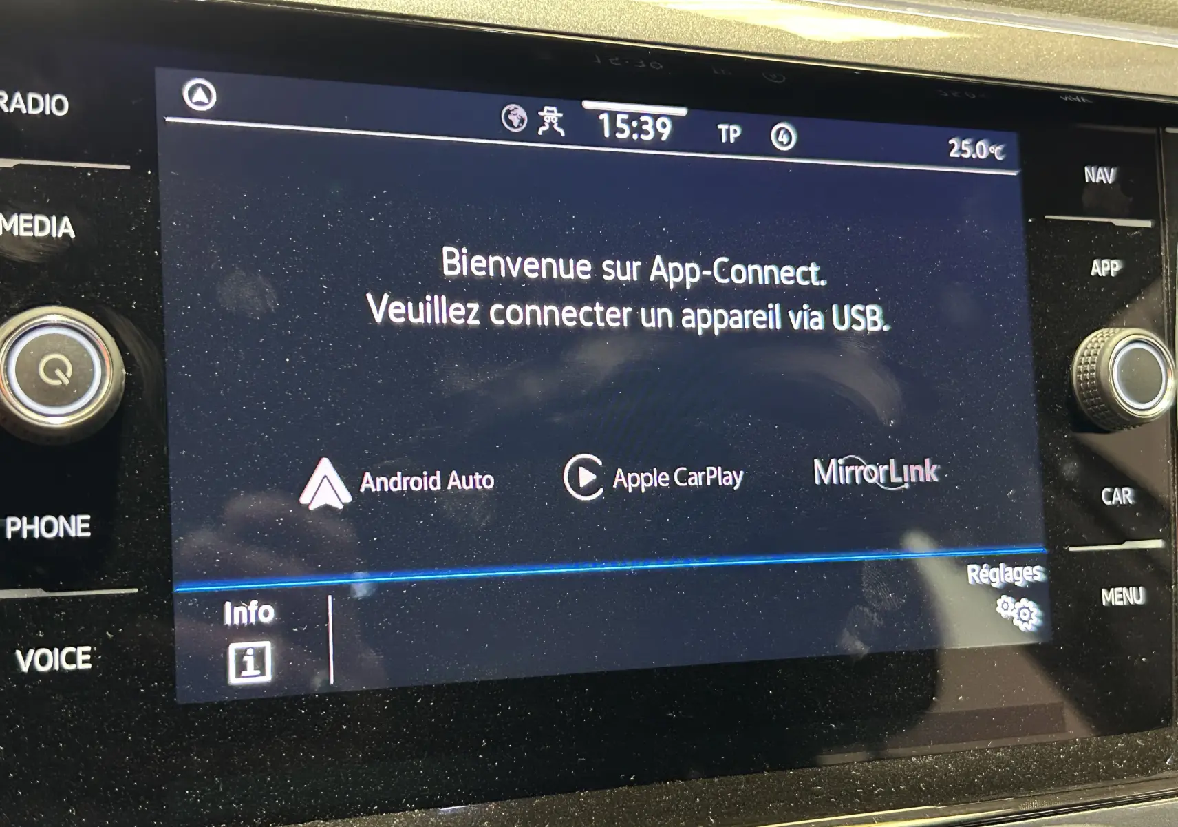 Écran tactile central du Volkswagen Taigo blanc, affichant l'accueil App-Connect avec options Android Auto et Apple CarPlay.