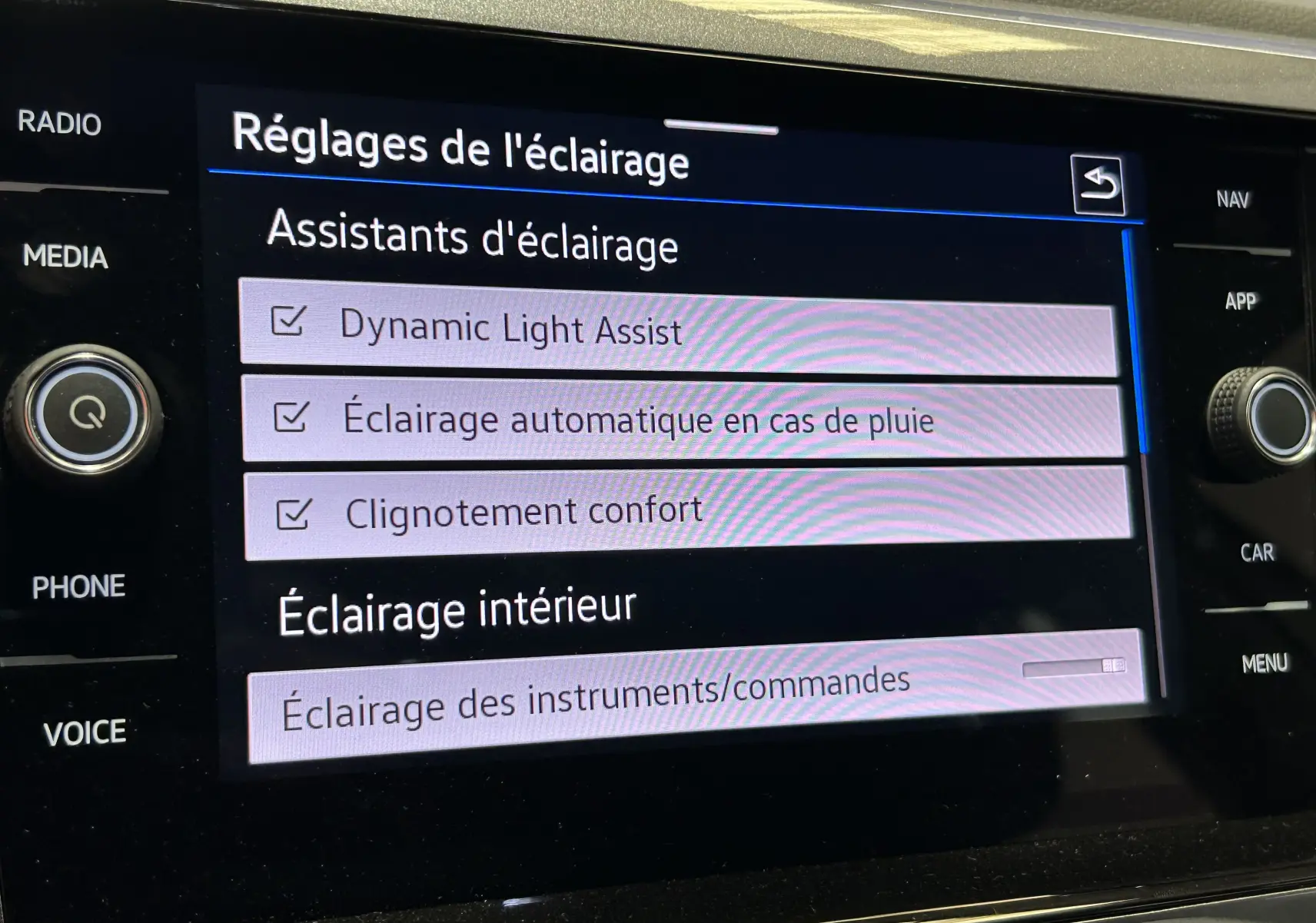 Écran tactile intérieur du Volkswagen Taigo TSI 110 DSG7 Style affichant les réglages d'assistants d'éclairage.