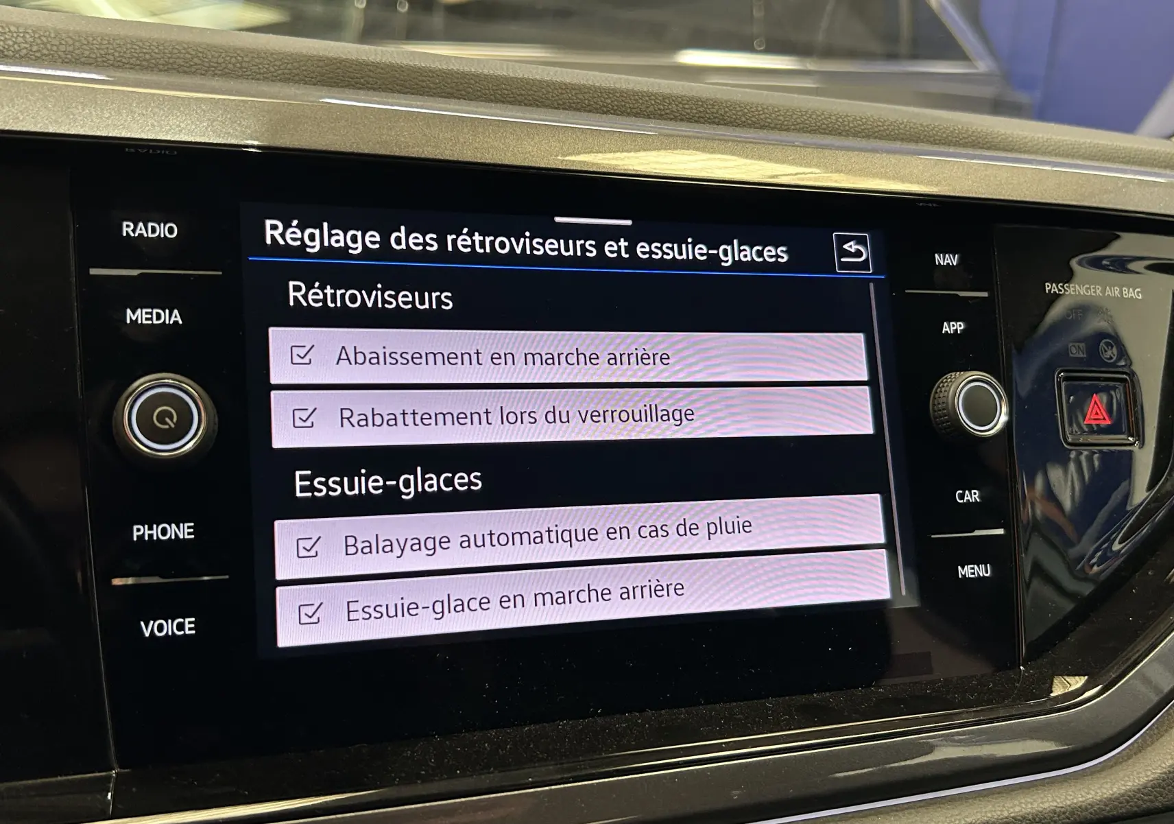 Écran tactile central du Volkswagen Taigo blanc 2022 montrant les réglages des rétroviseurs et essuie-glaces.