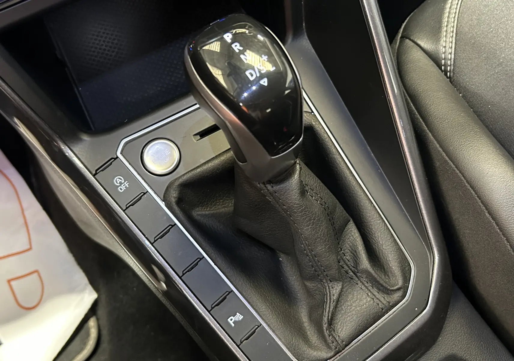 Le levier de vitesses automatique noir et argenté de la Volkswagen Taigo TSI 110 DSG7, vue rapprochée côté conducteur.