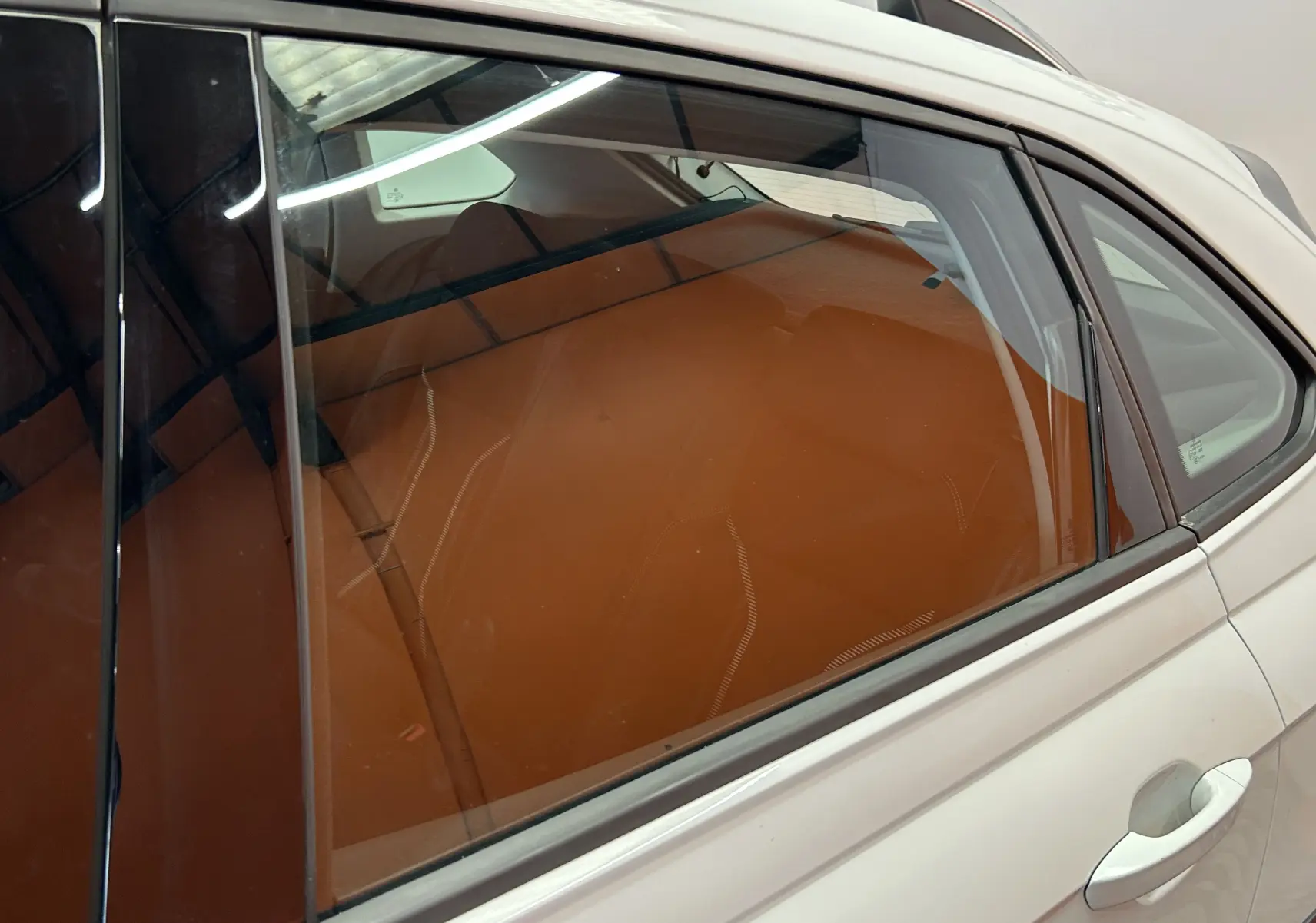 Vue latérale droite du Volkswagen Taigo blanc pur 2022, mettant en valeur la porte arrière et la vitre teintée.