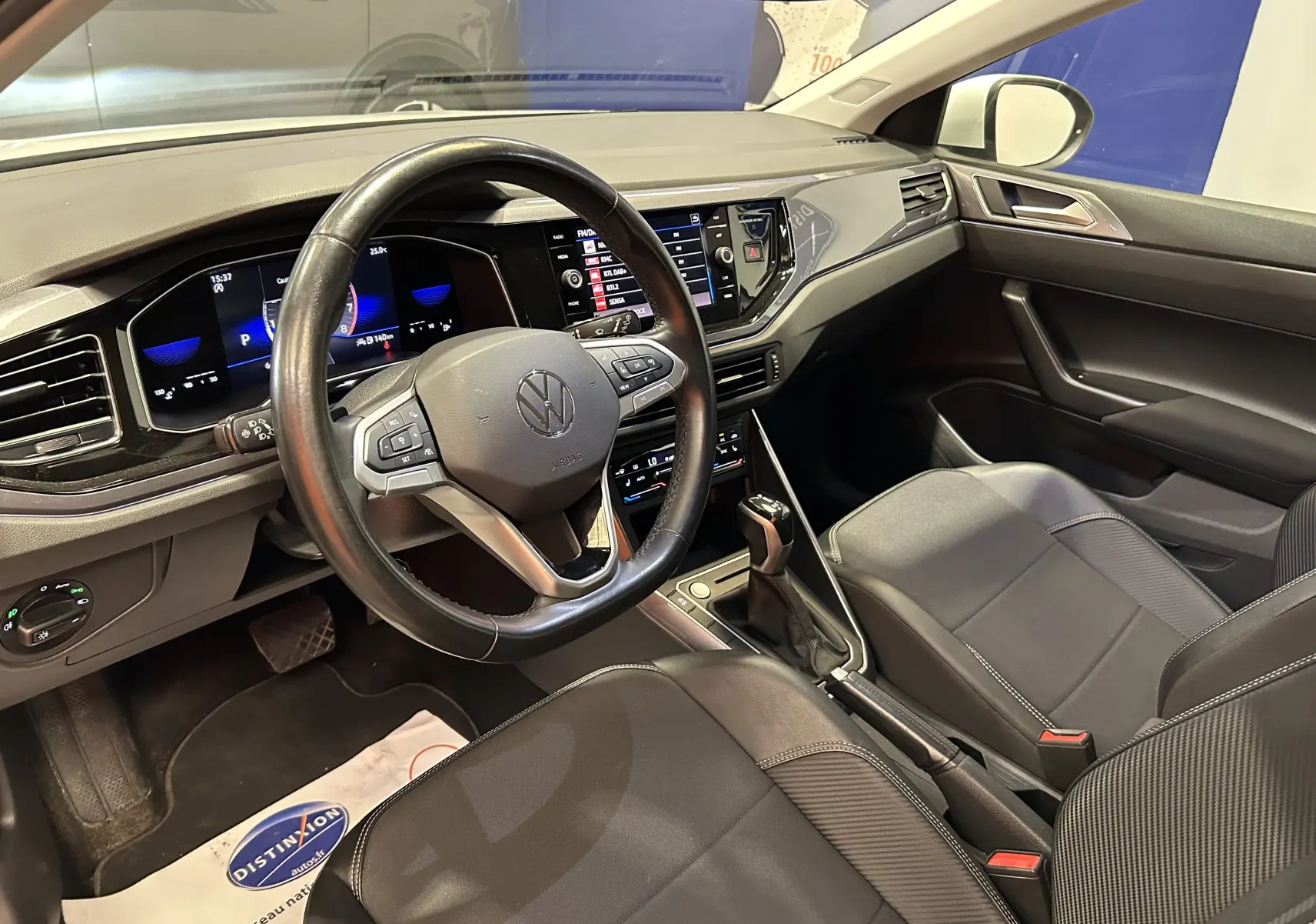 Intérieur avant droit du Volkswagen Taigo TSI 110 DSG7 Style 2022, tableau de bord numérique et sièges noirs.
