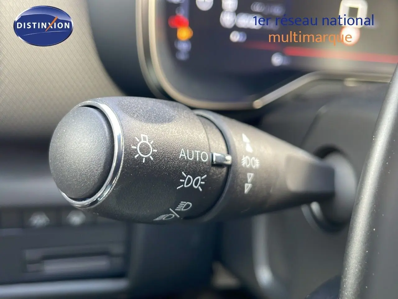 Gros plan sur la commande des feux automatiques dans l'habitacle du Citroën C5 Aircross bleu Eclipse Metal 2025.