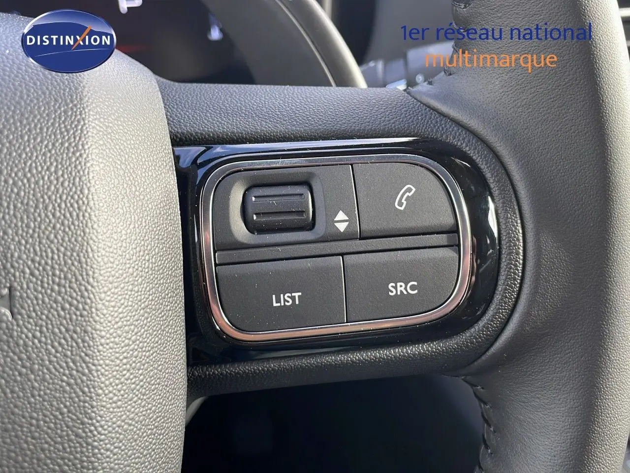 Gros plan sur les commandes au volant du Citroën C5 Aircross 2025 en cuir noir, mettant en valeur les boutons multifonctions.