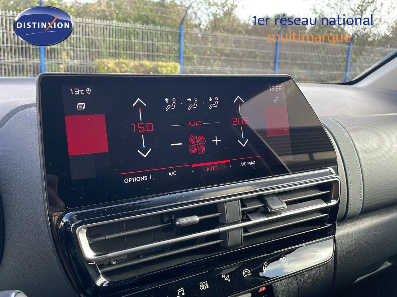 Vue intérieure du tableau de bord du Citroën C5 Aircross 2025 avec écran tactile et commandes de climatisation digitales.