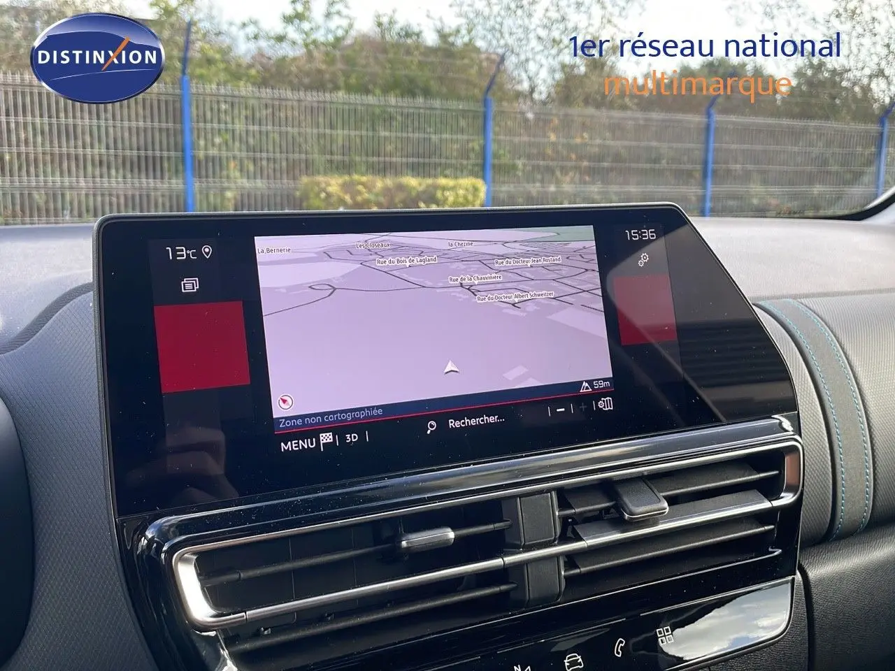 Vue intérieure du tableau de bord du Citroën C5 Aircross 2025 avec écran tactile GPS et finitions cuir noir.