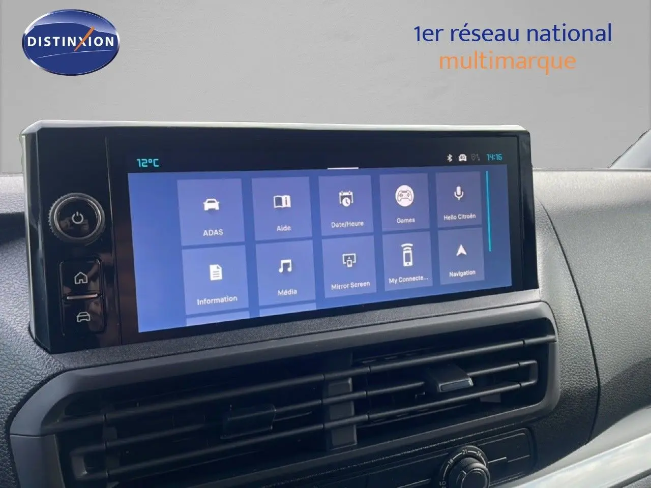 Écran tactile central du tableau de bord du Citroën Jumpy gris titane, affichant les options multimédia et navigation.