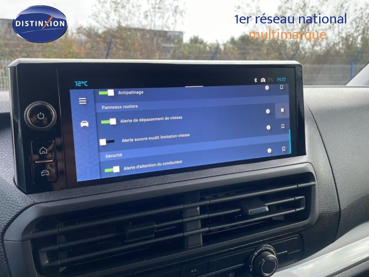 Vue intérieure du tableau de bord du Citroën Jumpy Van Long L3, écran tactile affichant les alertes de sécurité.