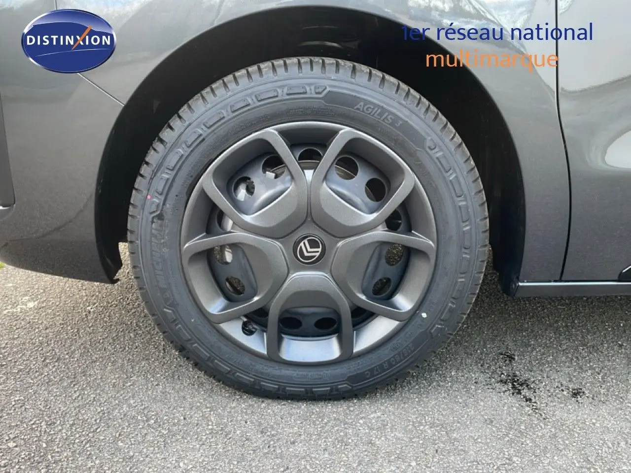 Gros plan sur la roue avant gauche du Citroën Jumpy gris titane, mettant en valeur la jante spécifique et le pneu Michelin.