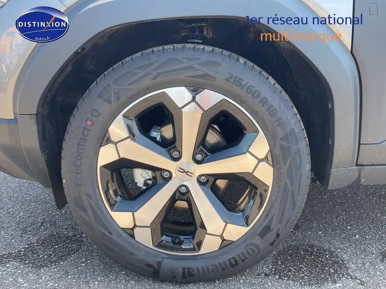 Gros plan sur la jante alu noire et argent du Dacia Duster gris schiste, côté avant droit.