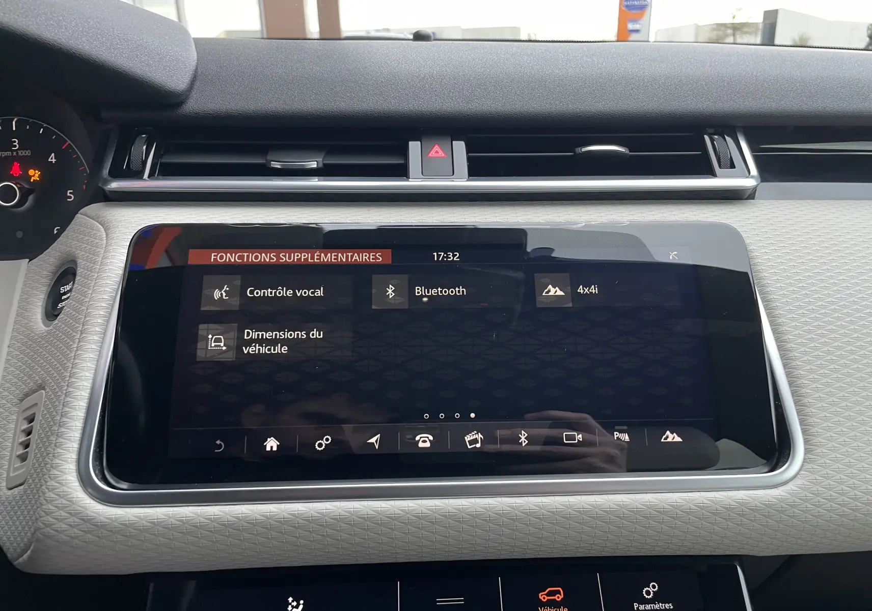 Écran tactile central du tableau de bord du Range Rover Velar 2018, finition Silicon Silver, affichant les fonctions supplémentaires.