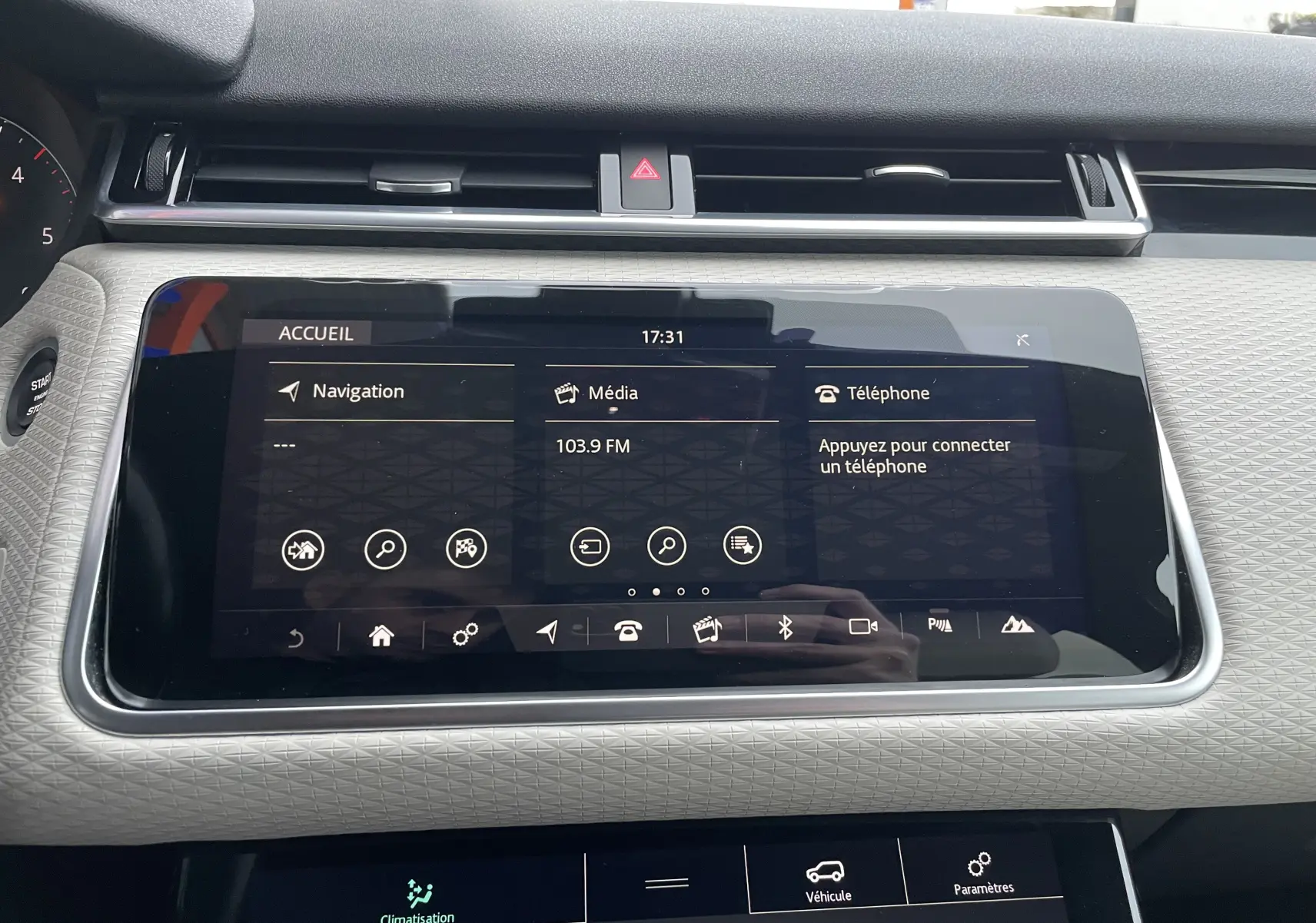 Écran tactile central du tableau de bord du Range Rover Velar 2018 avec interface navigation et média affichée.