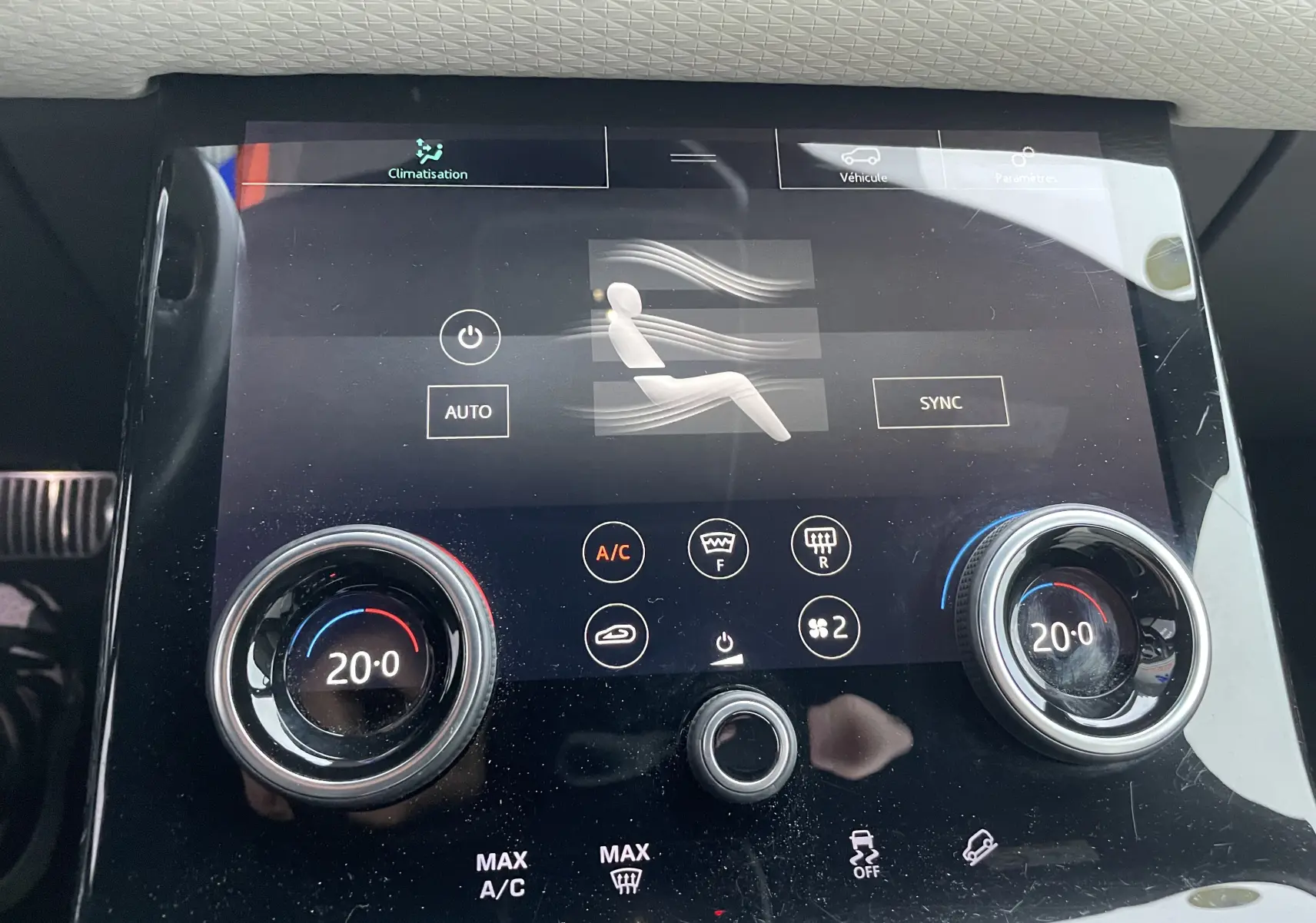 Gros plan sur l'écran tactile de la climatisation du Range Rover Velar D300 2018 en Silicon Silver, affichant 20°C.