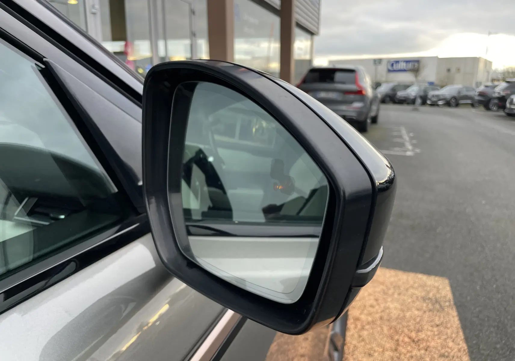 Rétroviseur côté gauche d'un Range Rover Velar D300 2018 en Silicon Silver, avec clignotant intégré visible.