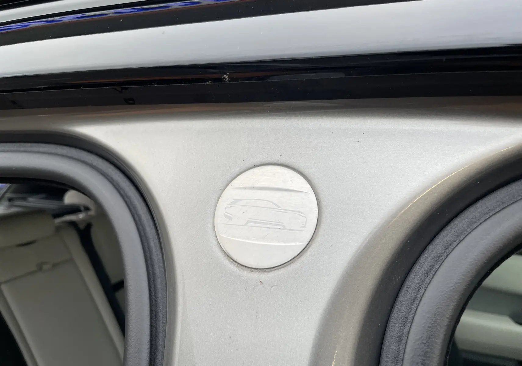 Détail du logo gravé sur la porte côté gauche d'un Range Rover Velar Silicon Silver 2018.