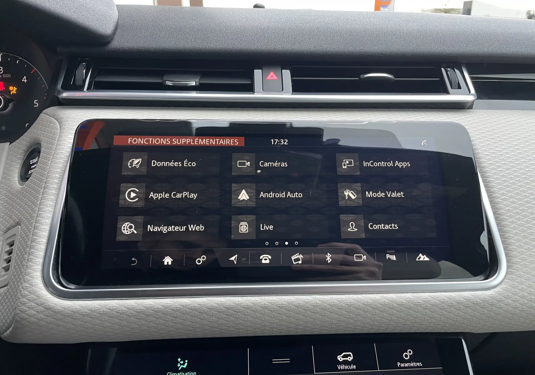 Écran tactile central du tableau de bord du Range Rover Velar 2018, affichant les fonctions connectées et options multimédia.