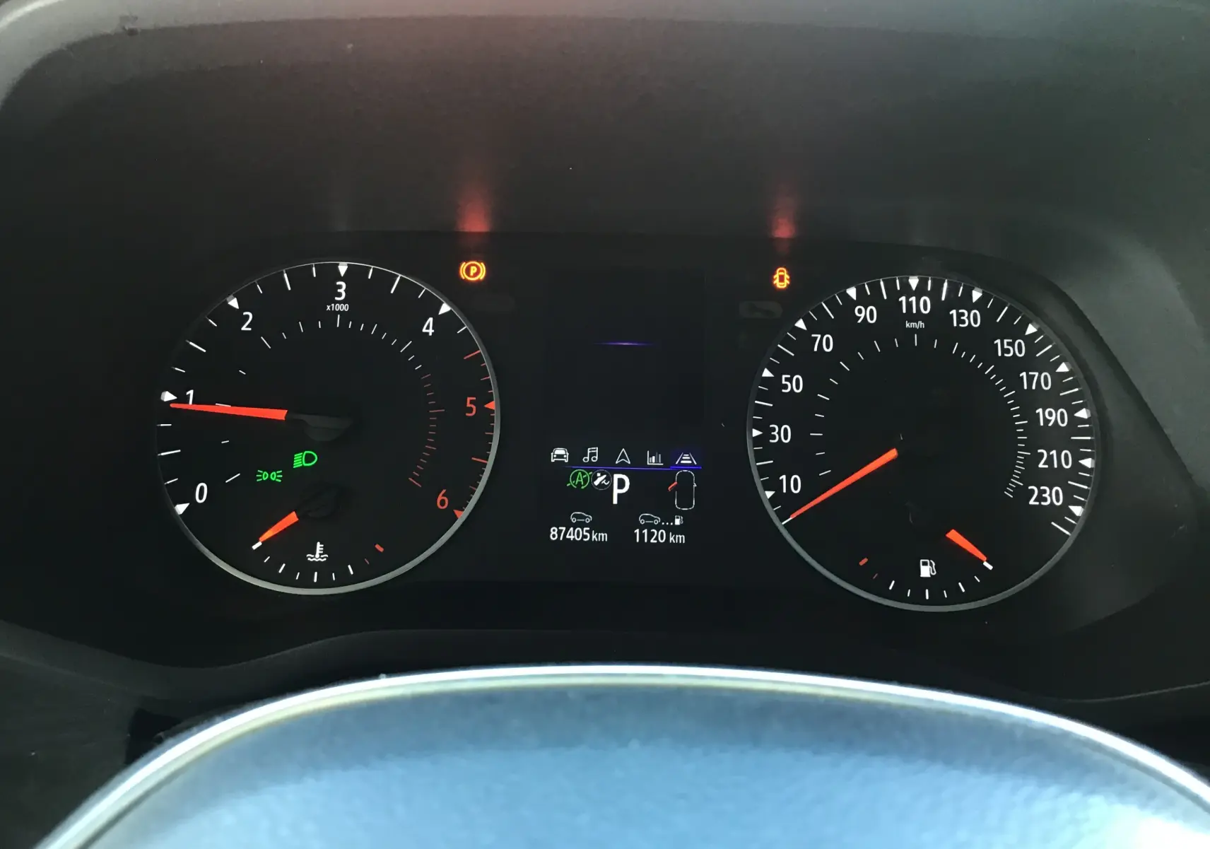 Tableau de bord du Nissan Primastar Fourgon blanc 2022, affichant compte-tours, vitesse et indicateurs numériques.