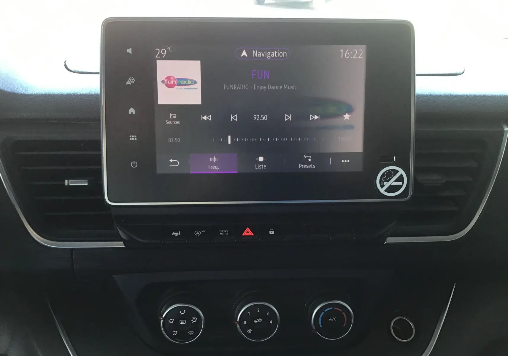 Écran tactile central et commandes de climatisation du tableau de bord du Nissan Primastar blanc, version N-Connecta.