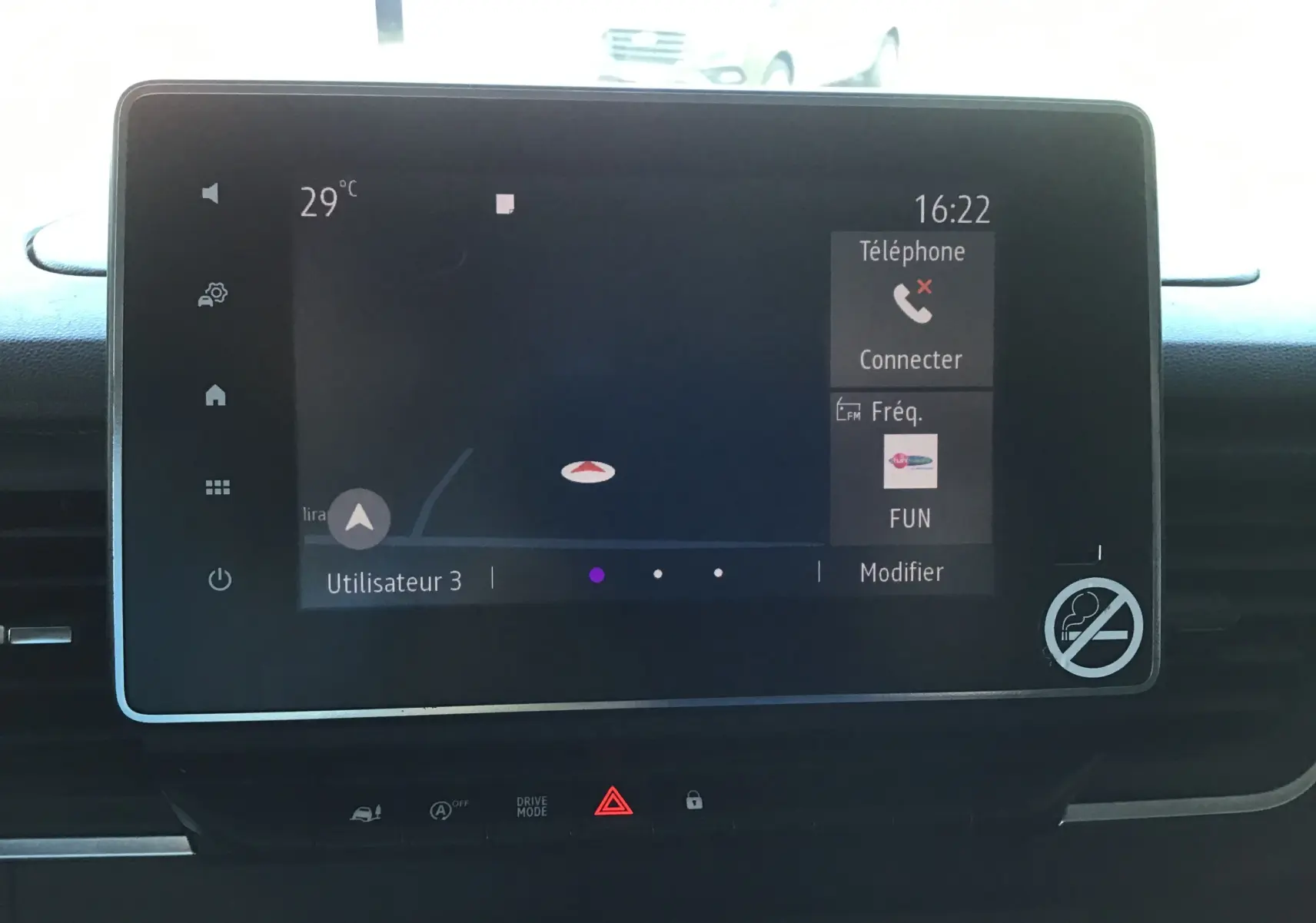 Écran tactile central du tableau de bord du Nissan Primastar blanc, affichant la navigation et les options téléphone à 16h22.