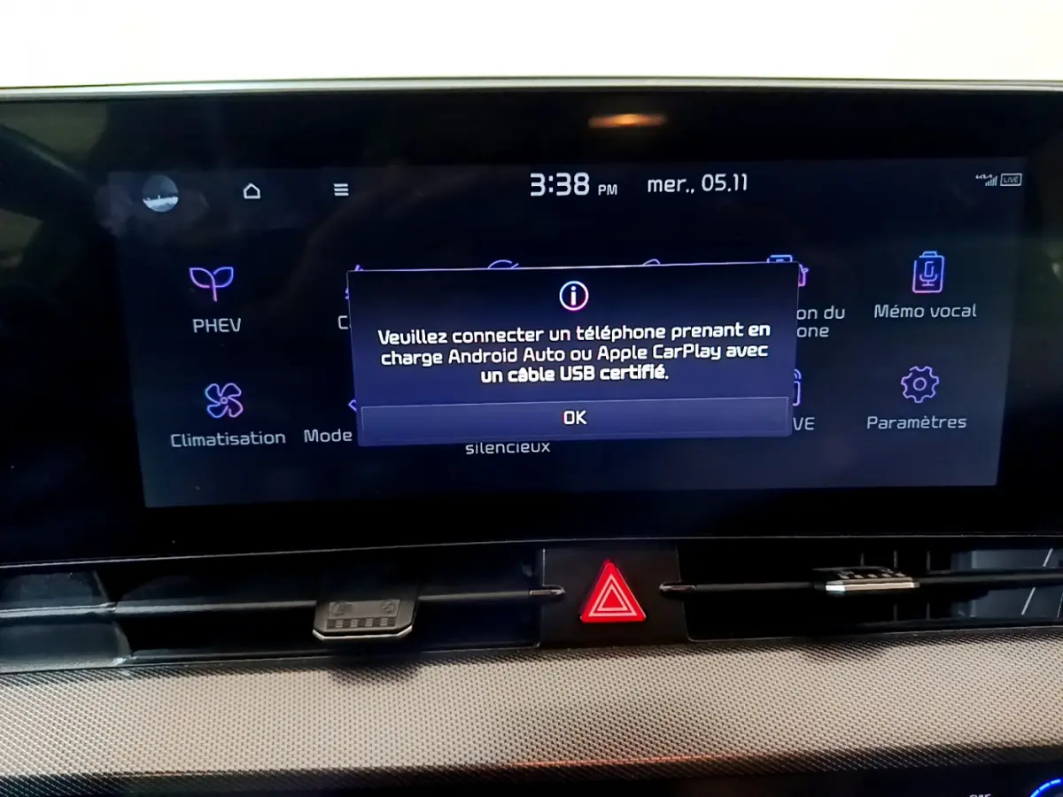 Écran tactile central du Kia Sportage blanc 2022 affichant un message de connexion Android Auto ou Apple CarPlay.