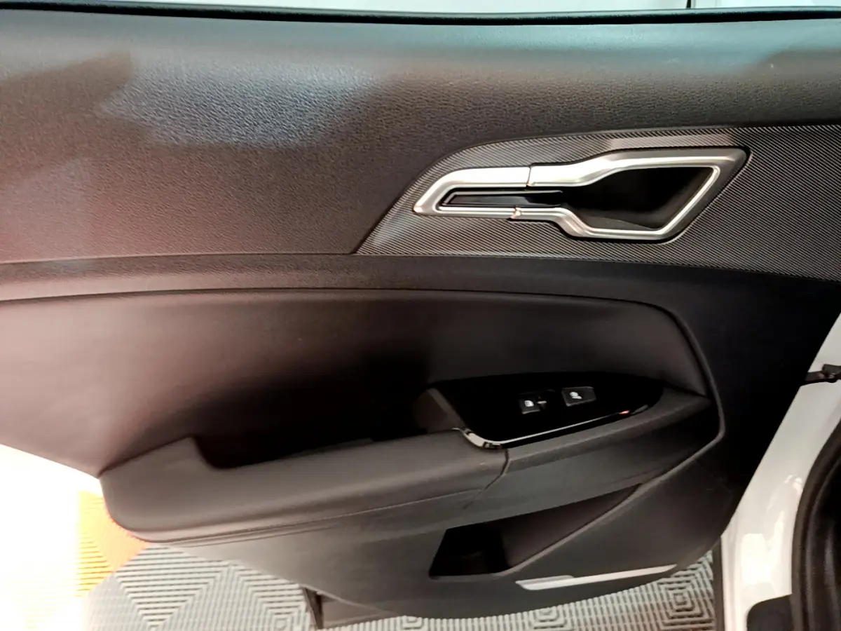 Poignée intérieure et commandes de verrouillage sur la porte côté conducteur d'un KIA SPORTAGE blanc 2022.