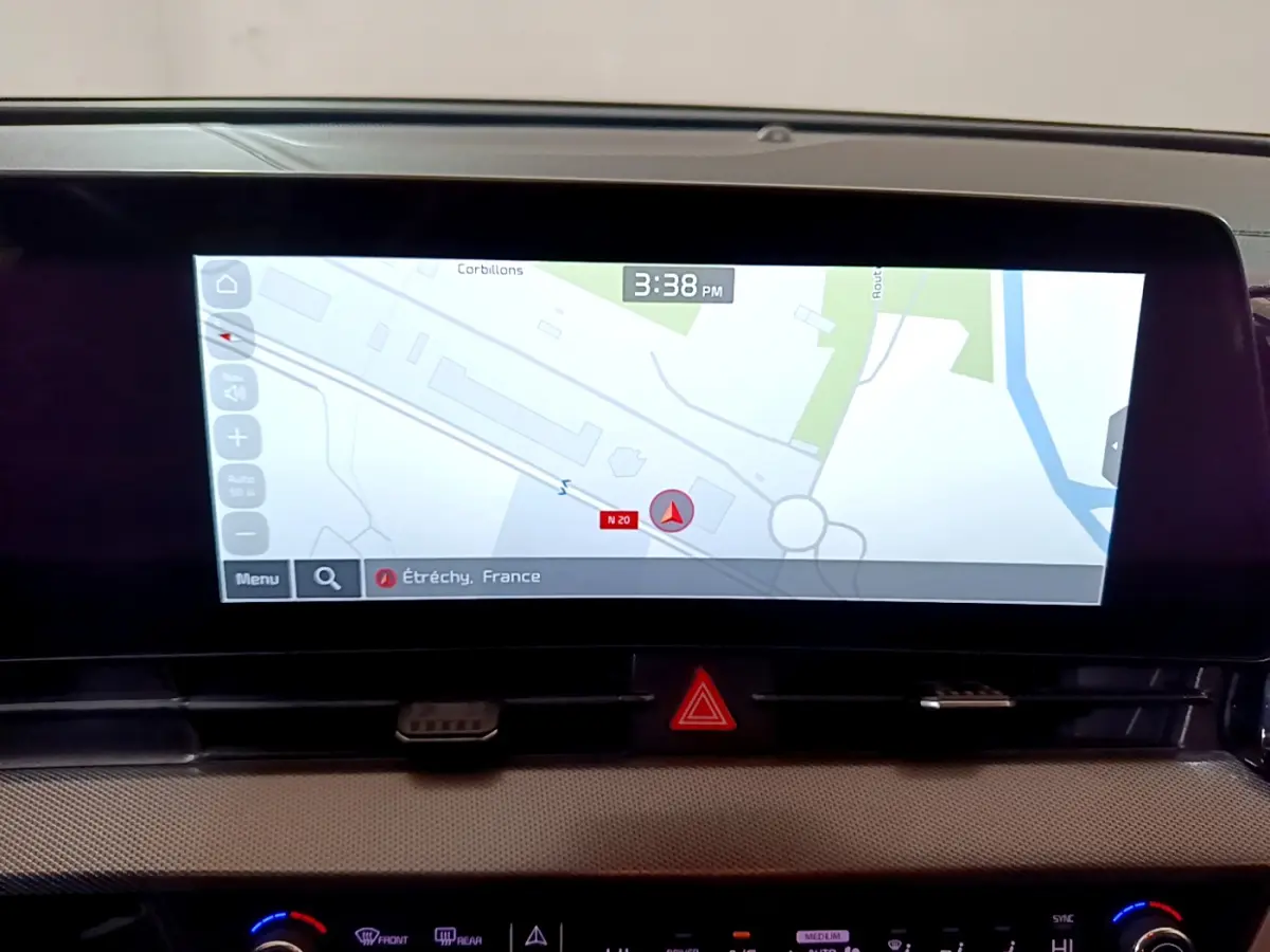 Écran tactile central du tableau de bord du Kia Sportage blanc 2022 affichant la navigation GPS.