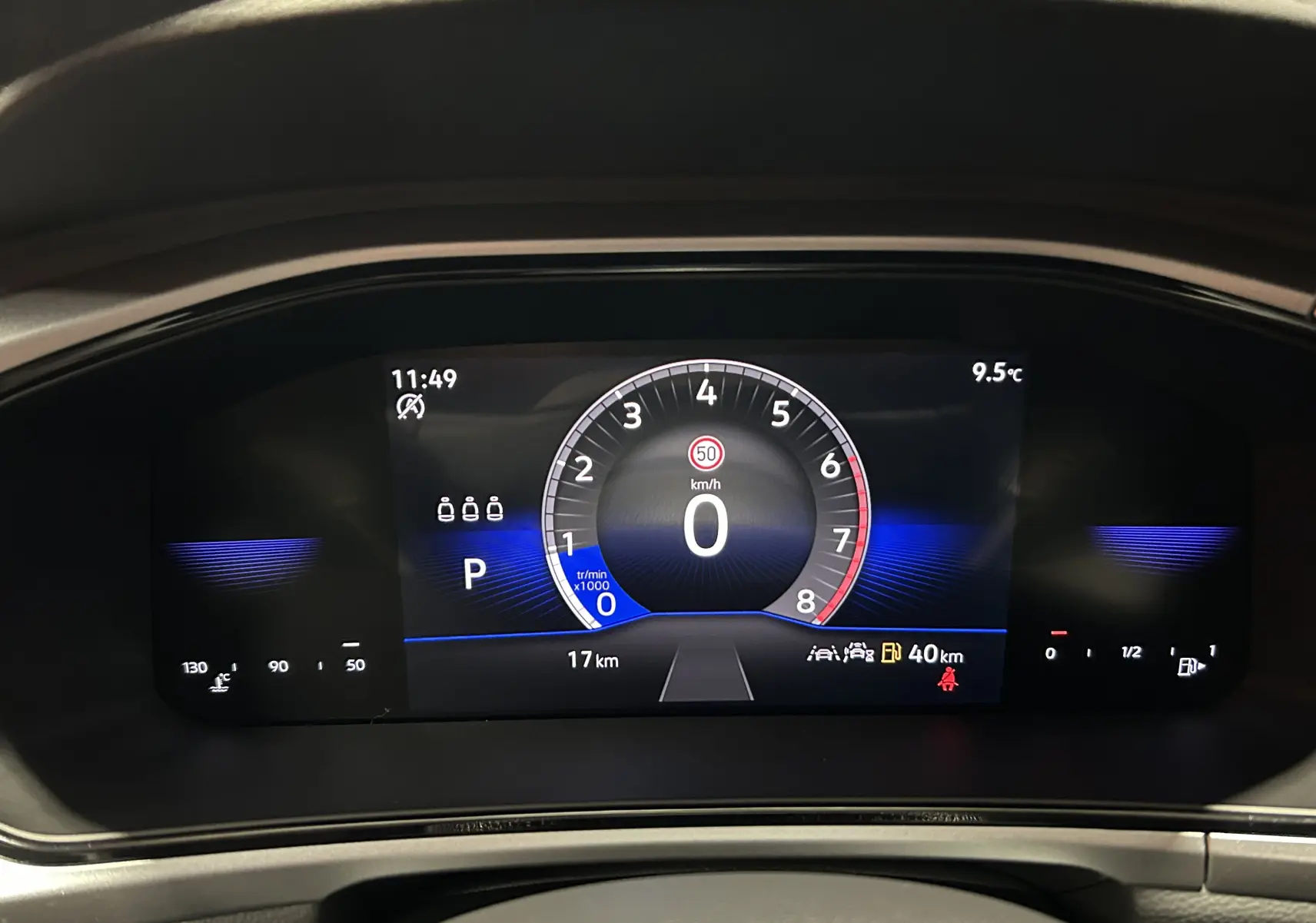 Vue rapprochée du tableau de bord numérique du Volkswagen T-Roc 2025, affichant la vitesse, régime et température extérieure.